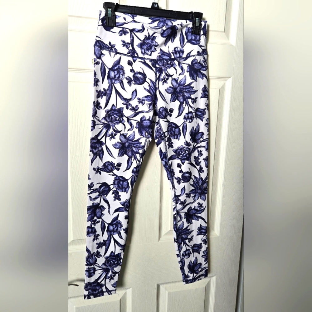 Sz M Guru Active White With Blue Floral Leggings